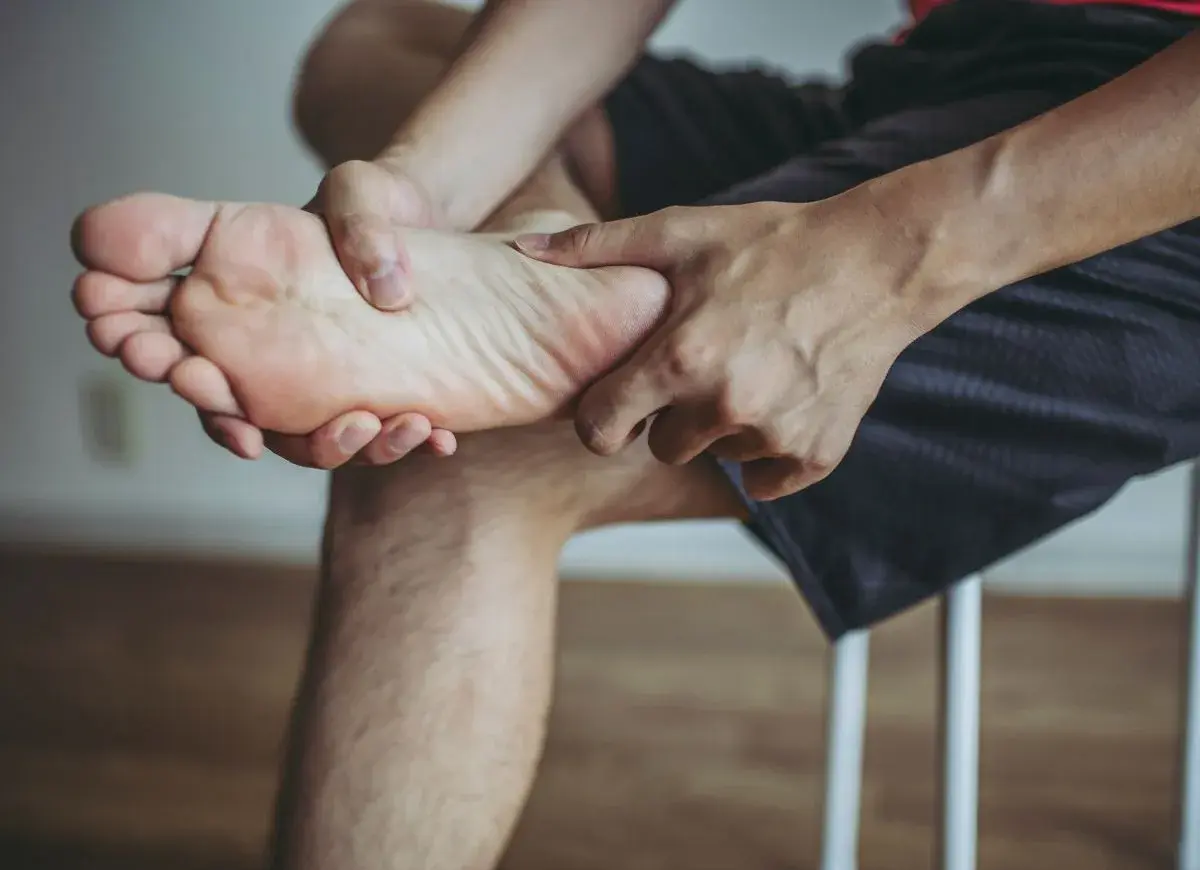 Schmerzen in der Ferse hinten – so geht es wieder leichter