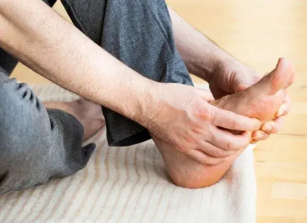 Knickfuß verstehen: Ursachen, Symptome und effektive Behandlungsmöglichkeiten