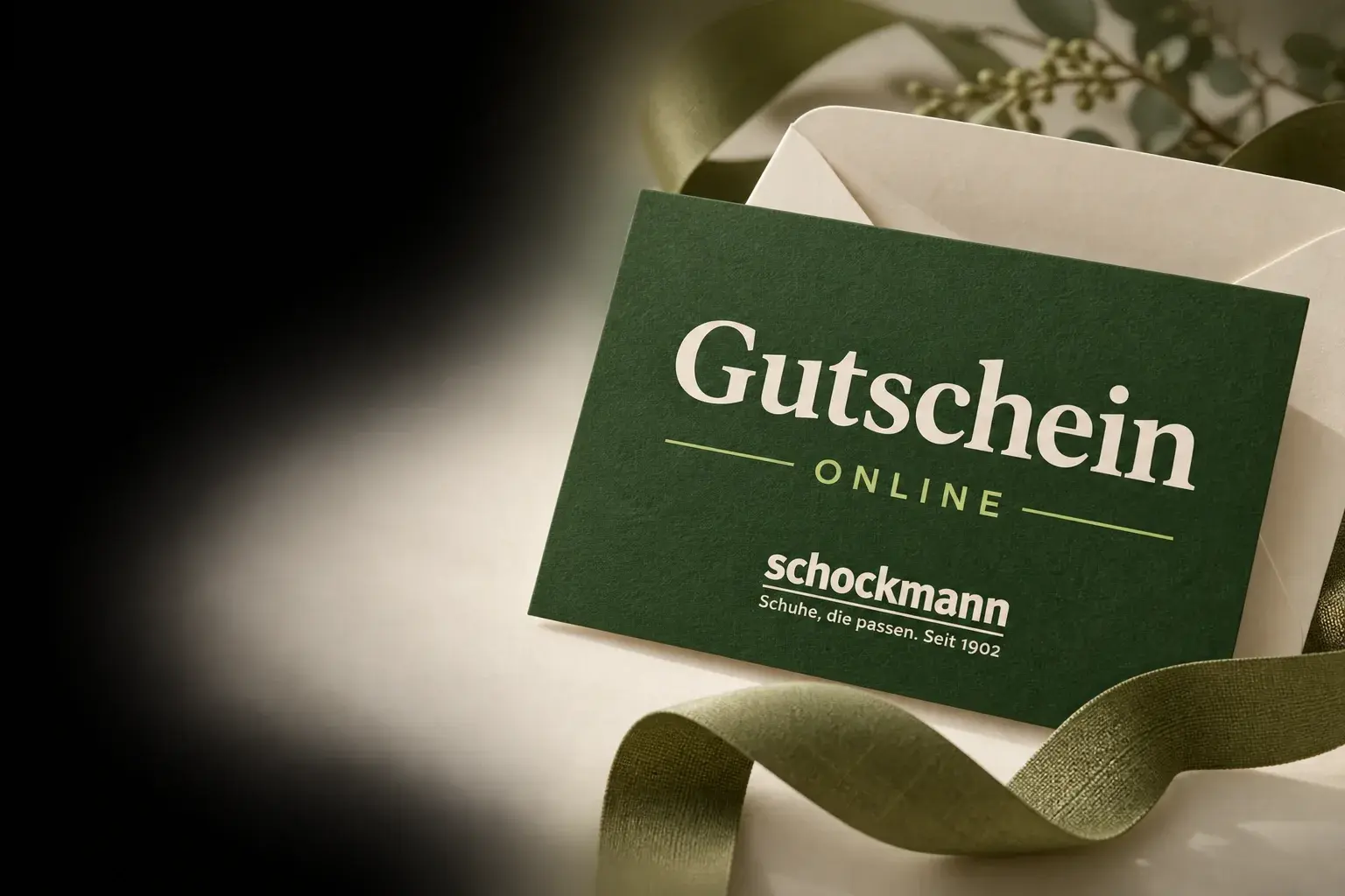 Grüne Gutscheinkarte von Schockmann Schuhe mit Umschlag und Schleife